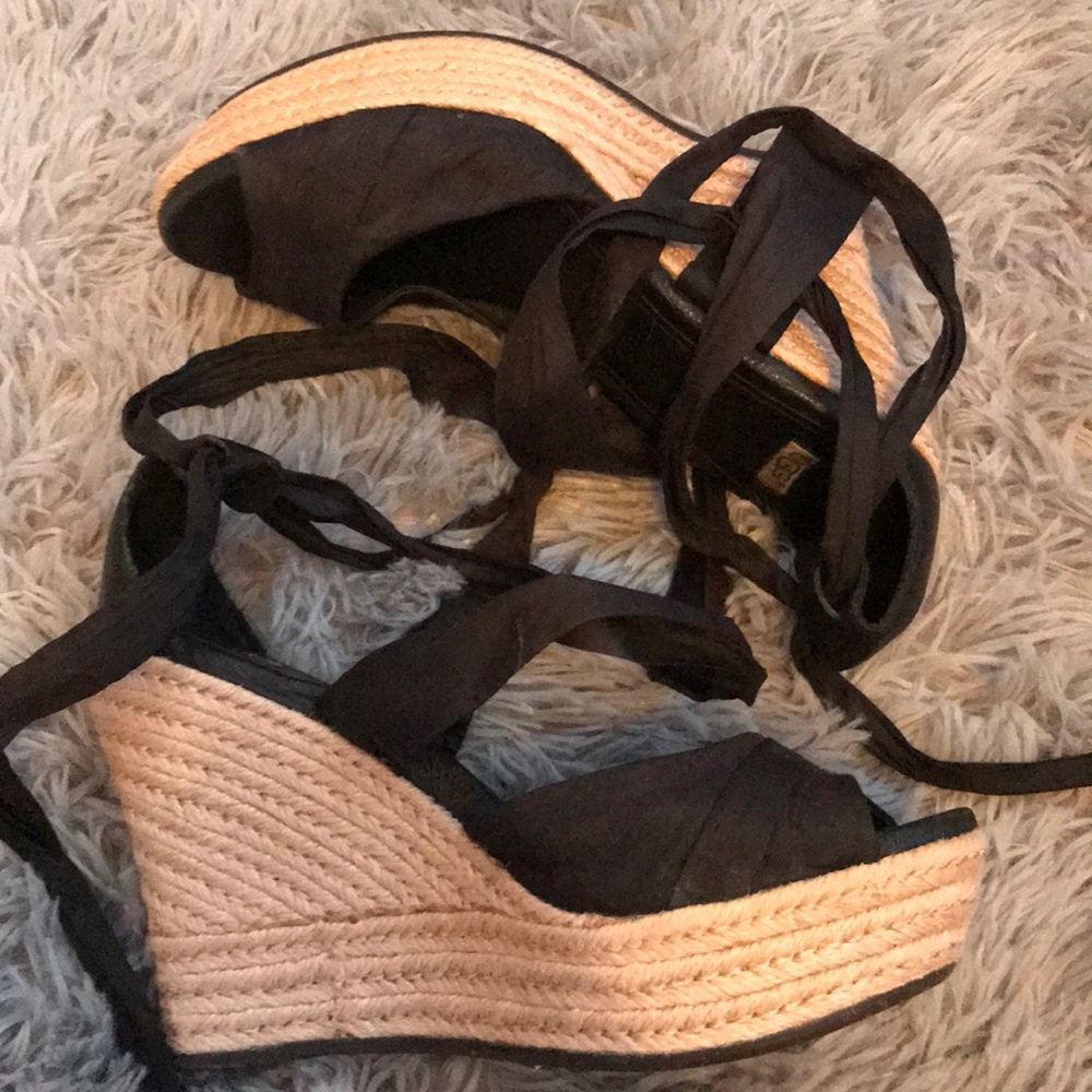 black wedges